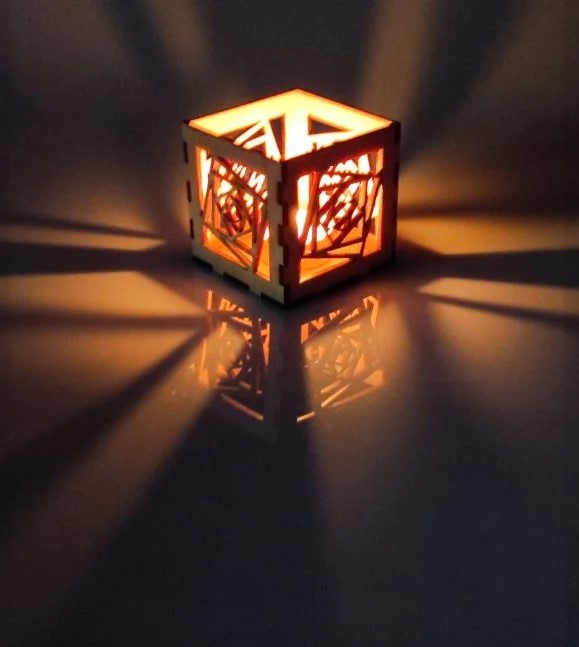 Ażurowy lampion wycięty laserem CO₂ ze sklejki