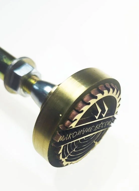 Metalowy stempel z logo